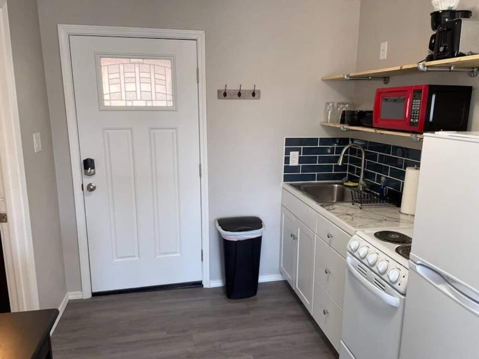 Modern Studio - Near UNM, Nob Hill and downtown Apartment in Albuquerque