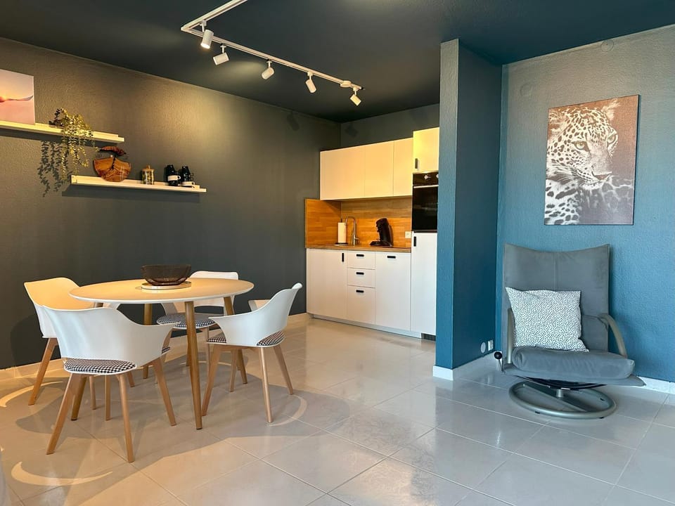 Kitchen or kitchenette, Seating area, Dining area