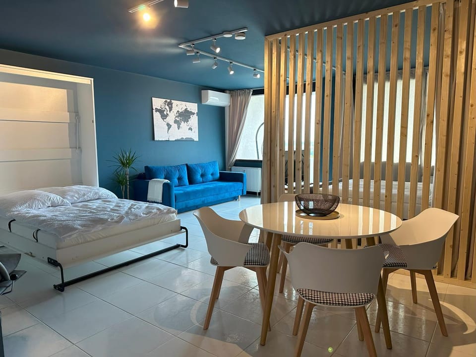 Bed, Living room, Photo of the whole room, Seating area, Dining area, Bedroom