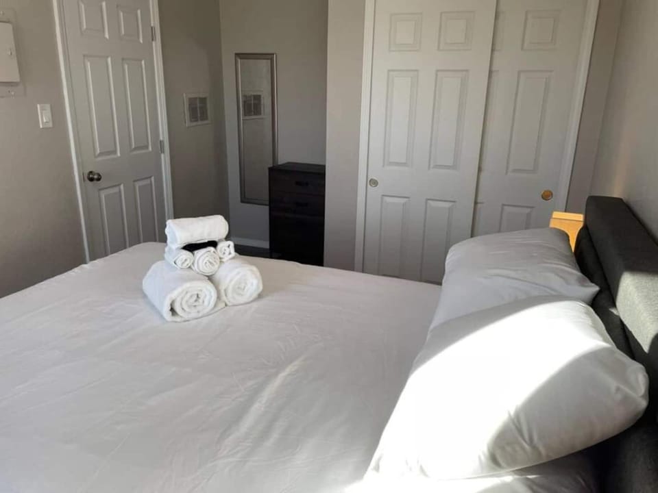 One Bedroom - Near UNM, Nob Hill and downtown Apartment in Albuquerque