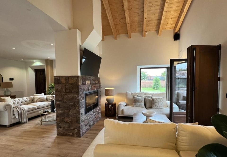 Communal lounge/ TV room, Living room, fireplace