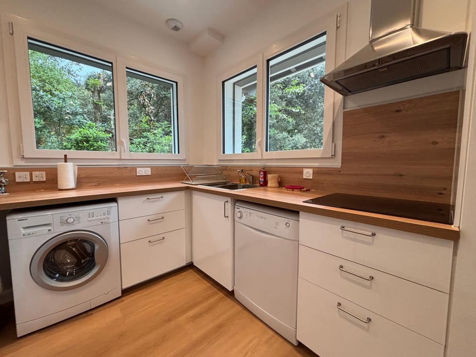 Kitchen or kitchenette, dishwasher, stove, washing machine