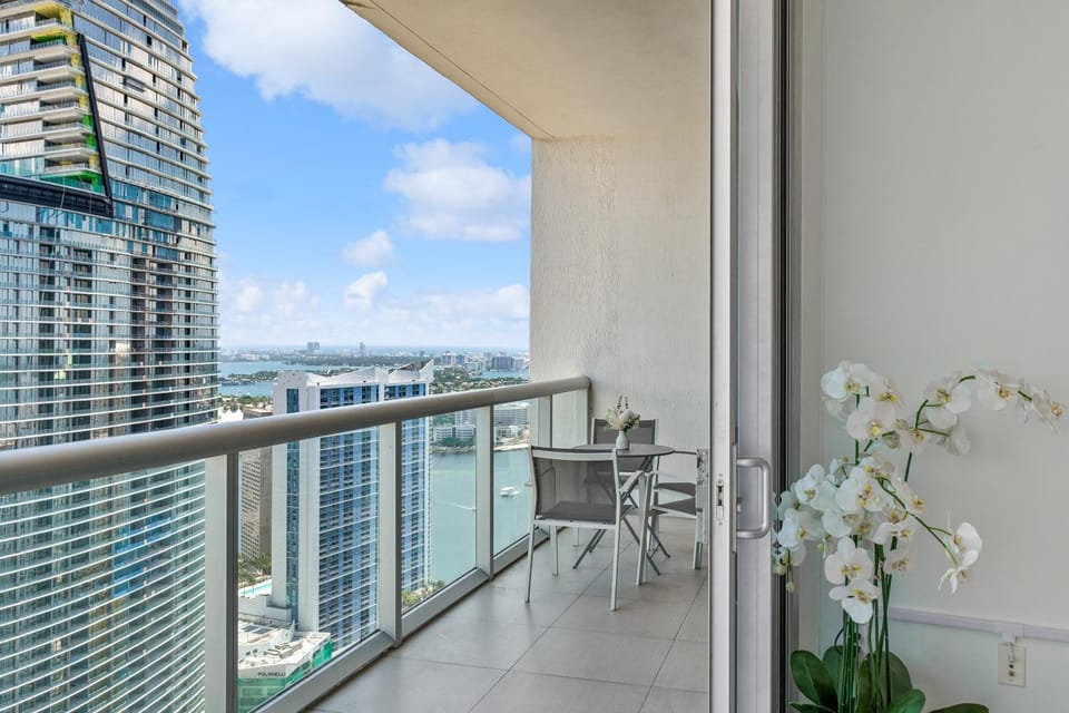 View (from property/room), Balcony/Terrace, Seating area, City view