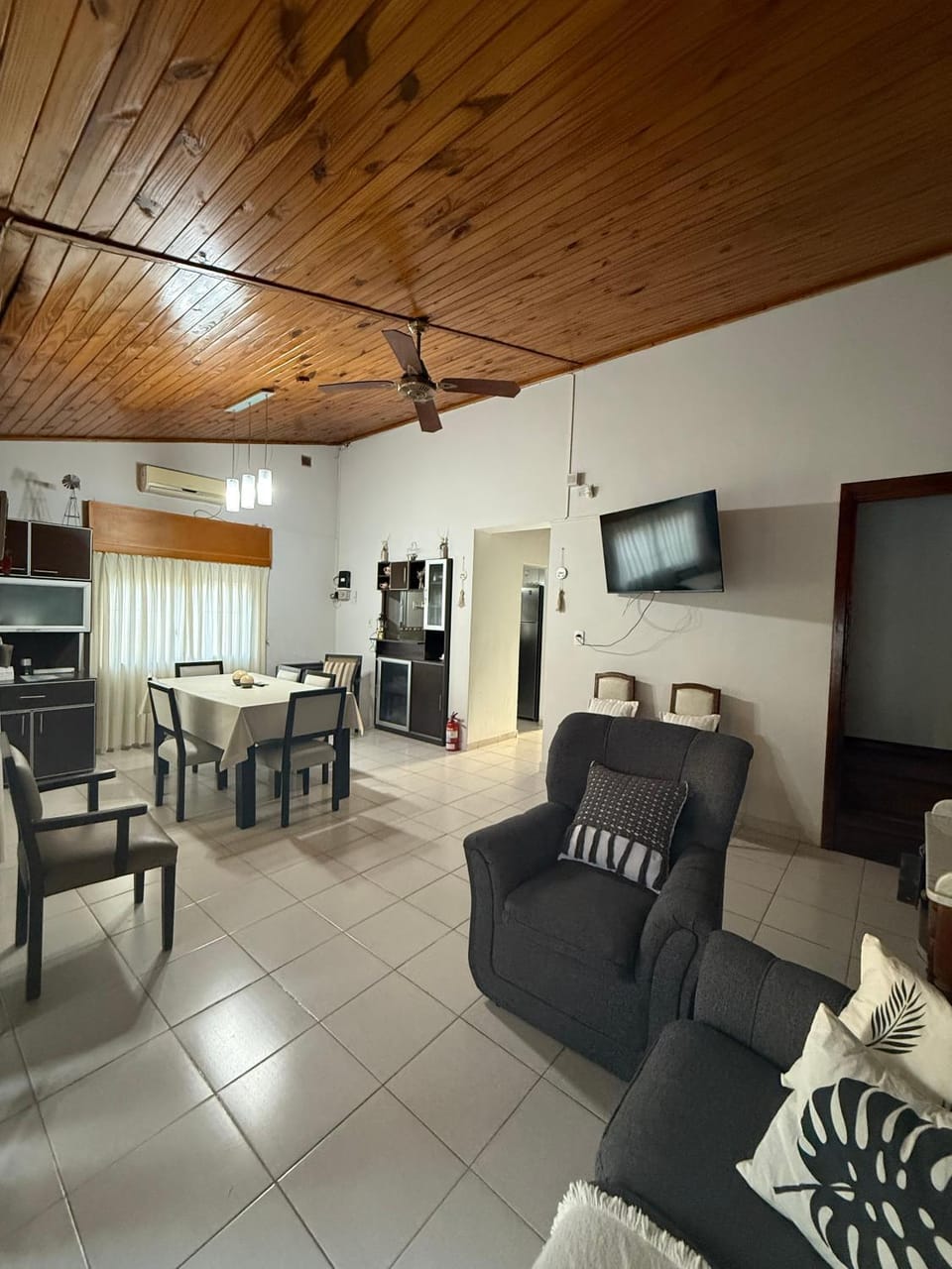 Communal lounge/ TV room, TV and multimedia, Kitchen or kitchenette, Living room, Seating area, Dining area, Evening entertainment, minibar, pet friendly