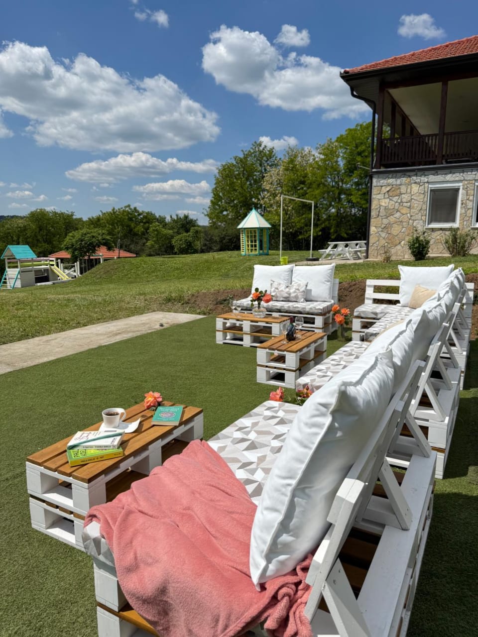 Property building, Spring, Natural landscape, Garden, Seating area, Garden view, sunbed