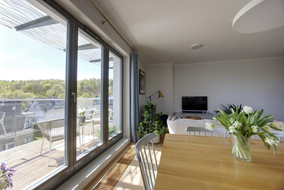 Communal lounge/ TV room, Day, TV and multimedia, View (from property/room), Balcony/Terrace, Dining area