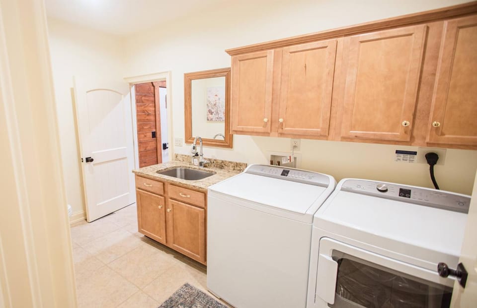 Toilet, Bathroom, laundry, washing machine, dryer