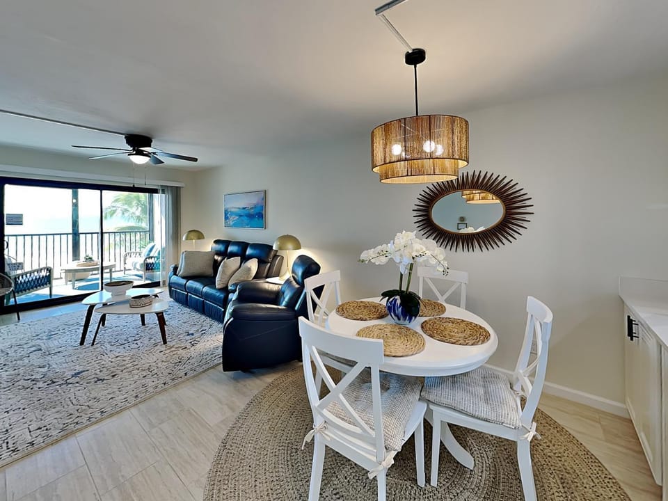 Balcony/Terrace, Living room, Seating area, Dining area, furniture
