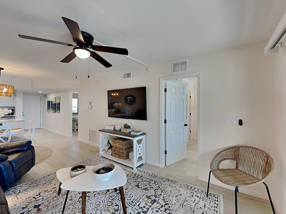 Day, TV and multimedia, Living room, Seating area, furniture