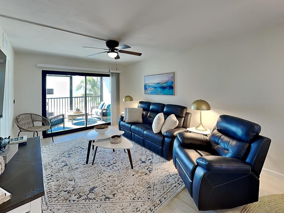 TV and multimedia, Balcony/Terrace, Living room, Seating area, furniture