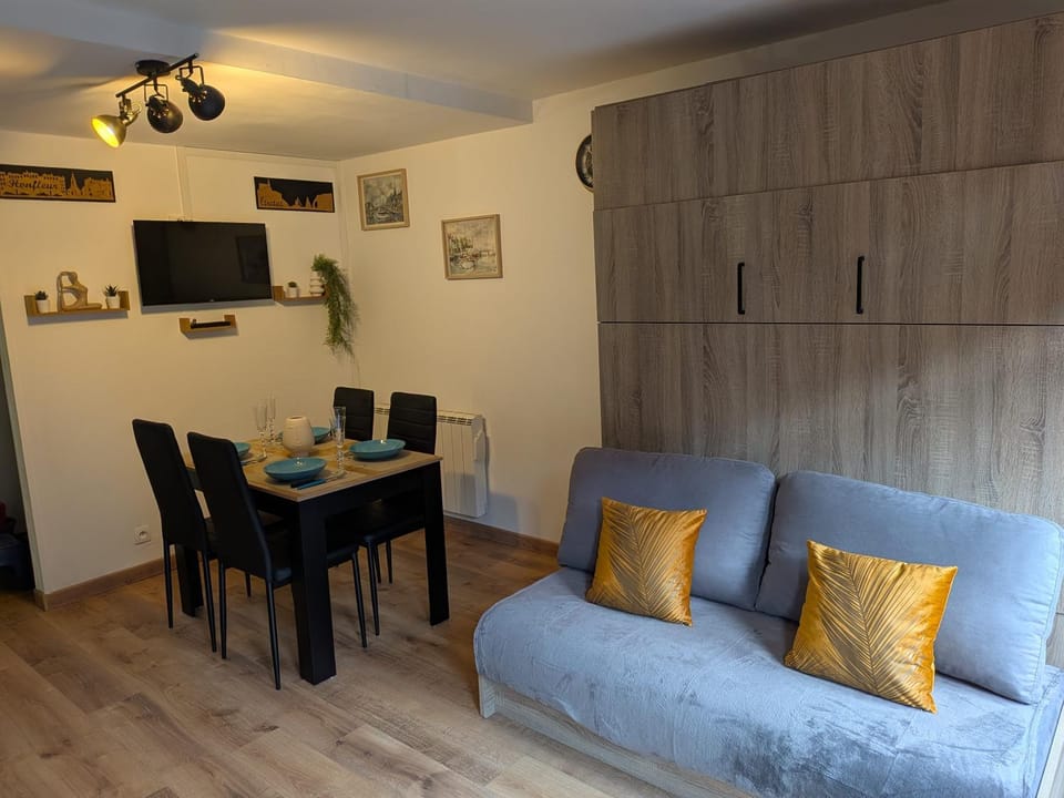 Seating area, Dining area