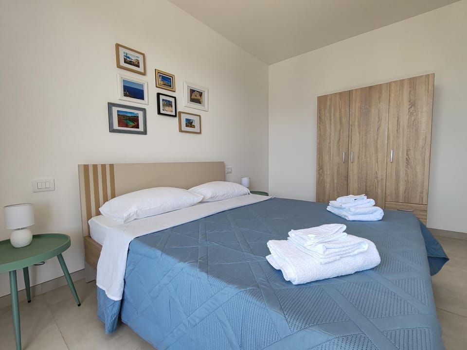 Bed, Bedroom, towels