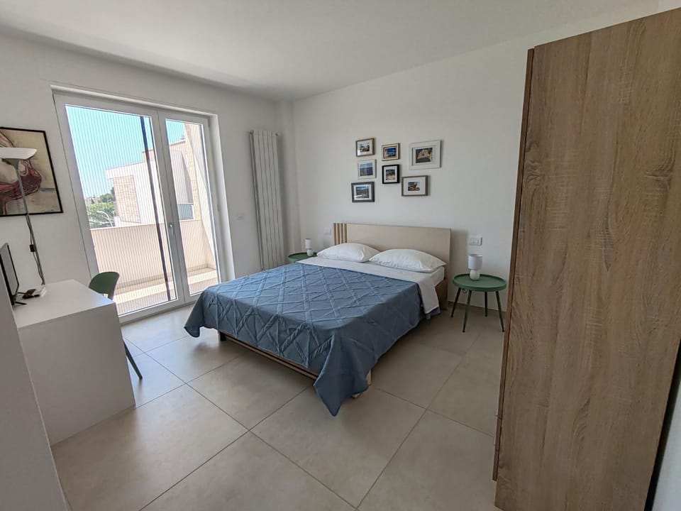 Bed, TV and multimedia, Bedroom, wardrobe
