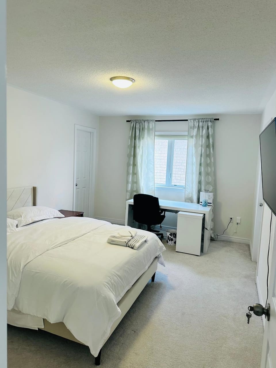 Bed, Photo of the whole room, Bedroom
