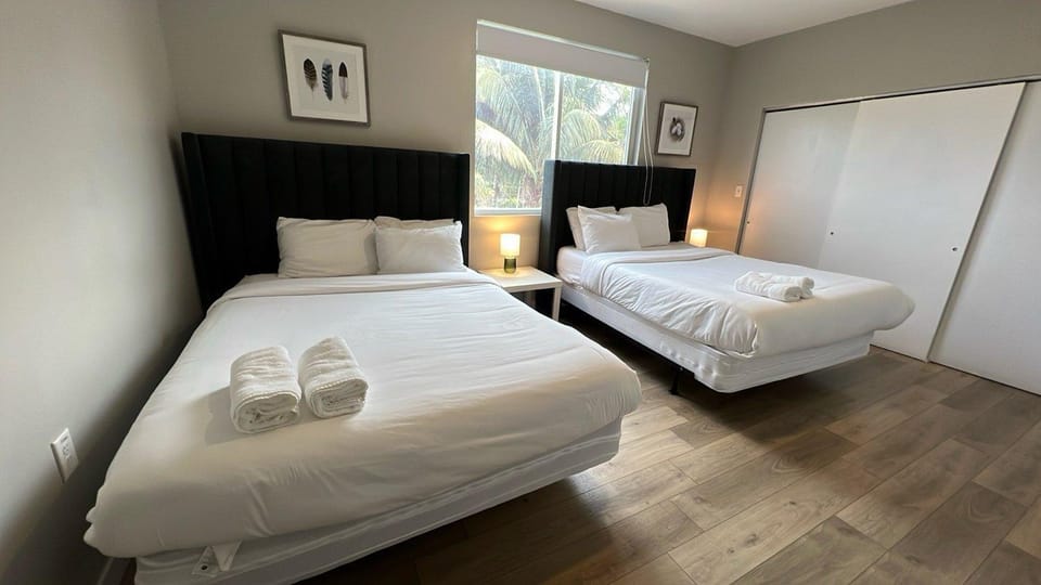 Bed, Bedroom, towels