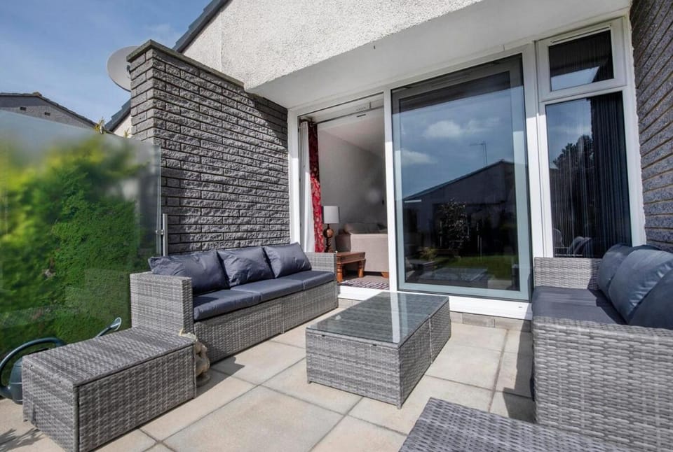 Beautiful attractive house free parking near Airport House in Edinburgh