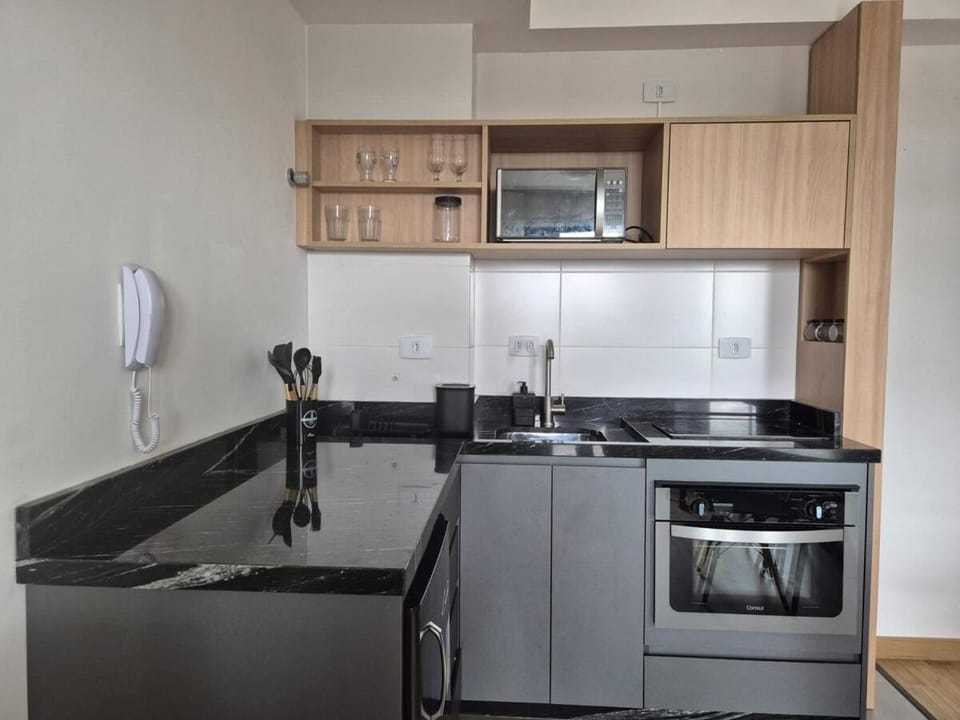 Coffee/tea facilities, Kitchen or kitchenette, microwave, minibar, oven, stove