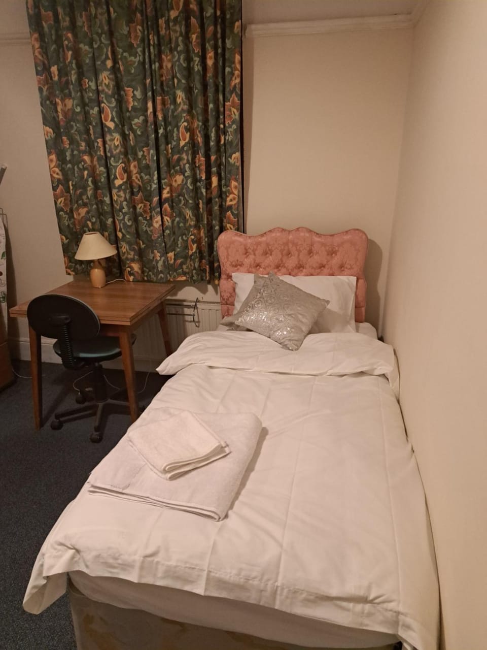 Single Room- Goodmays Train station- London Vacation rental in Ilford
