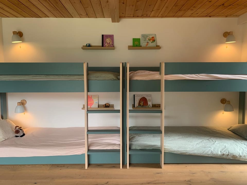 Bedroom, bunk bed