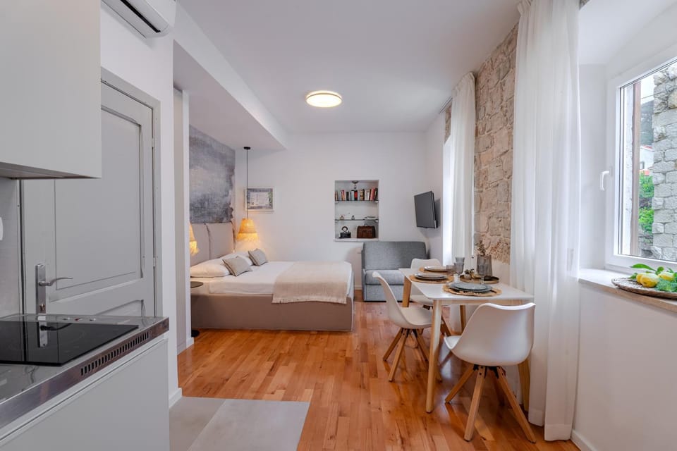 Bed, TV and multimedia, Kitchen or kitchenette, Photo of the whole room, Seating area, Dining area, Bedroom