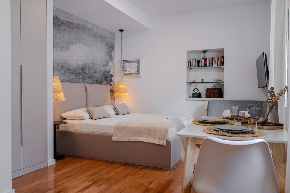 Bed, Photo of the whole room, Seating area, Dining area, Bedroom
