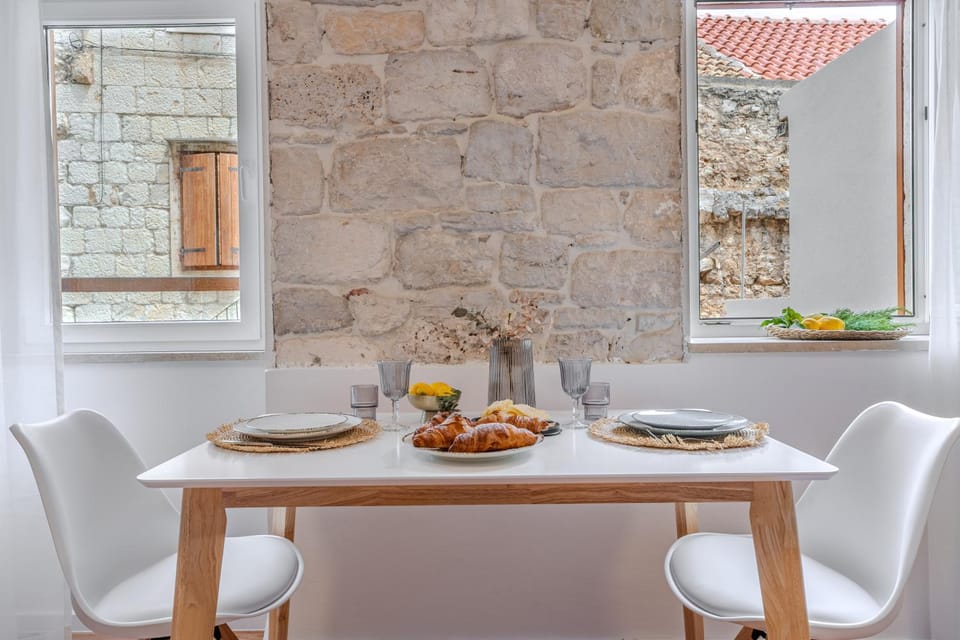 Food and drinks, Dining area, Food, Lunch, Dinner, Drinks