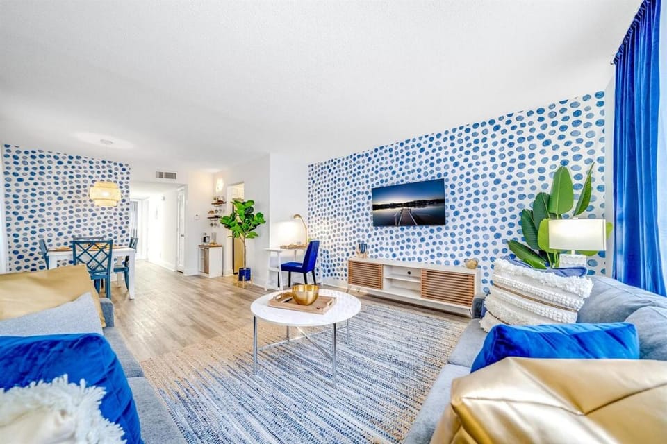 Great for Large Gatherings Sleeps 17 PalmWaveStays Apartment in Coconut Creek