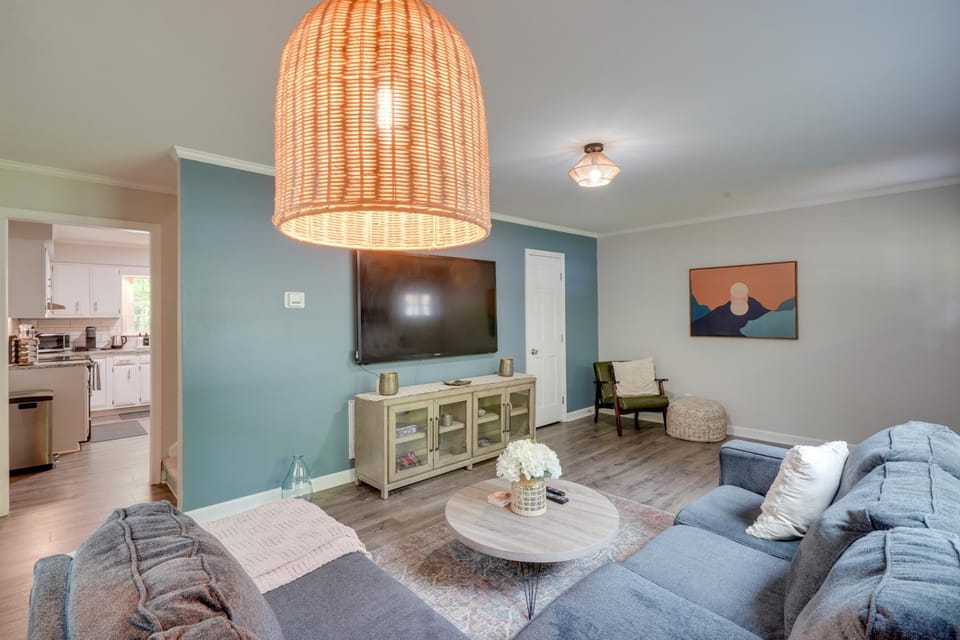 7 Mi to Dtwn Raleigh: BBQ-Ready Townhome! House in Raleigh