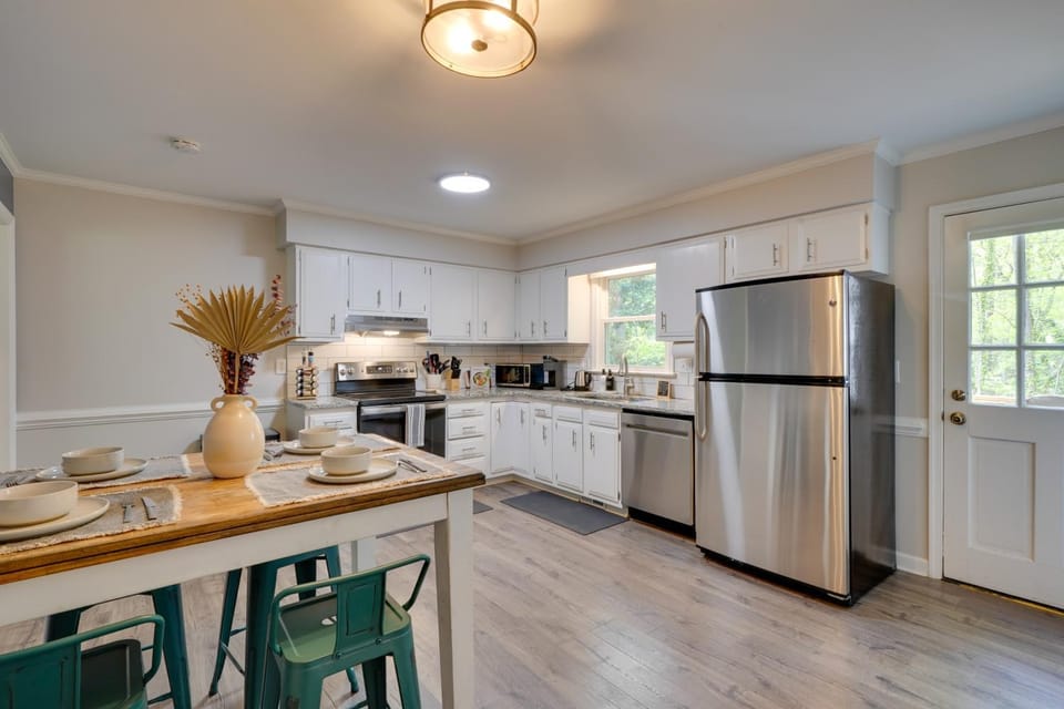 7 Mi to Dtwn Raleigh: BBQ-Ready Townhome! House in Raleigh