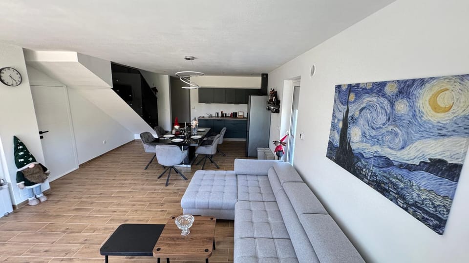 Kitchen or kitchenette, Living room, Seating area, Dining area