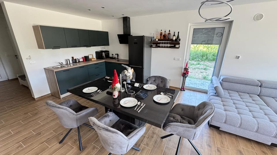 Coffee/tea facilities, Kitchen or kitchenette, Kitchen or kitchenette, Living room, Food and drinks, Seating area, Dining area, Food, pet friendly