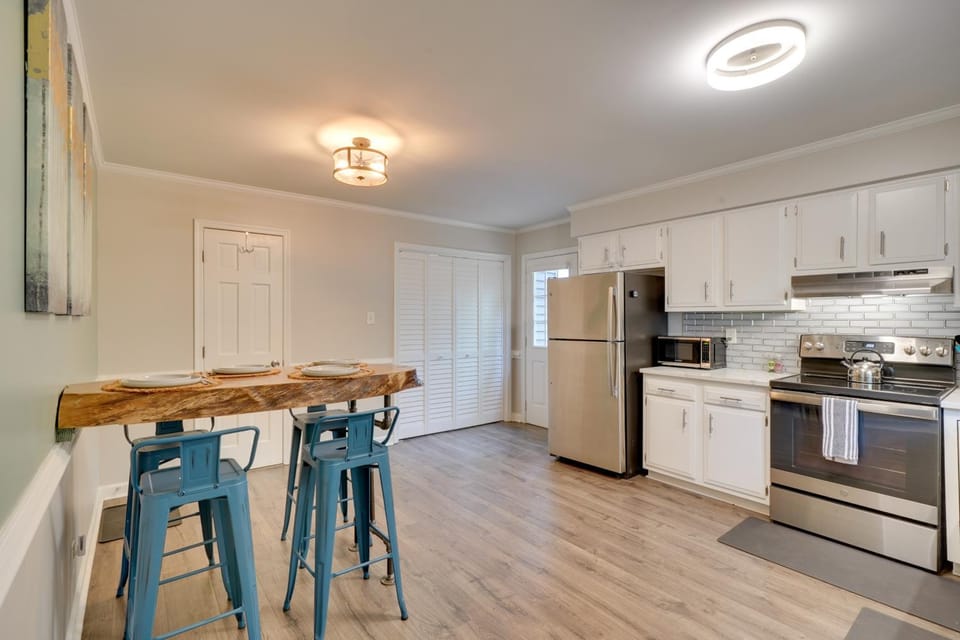 7 Mi to Dtwn Raleigh: Townhome w/ Deck! House in Raleigh