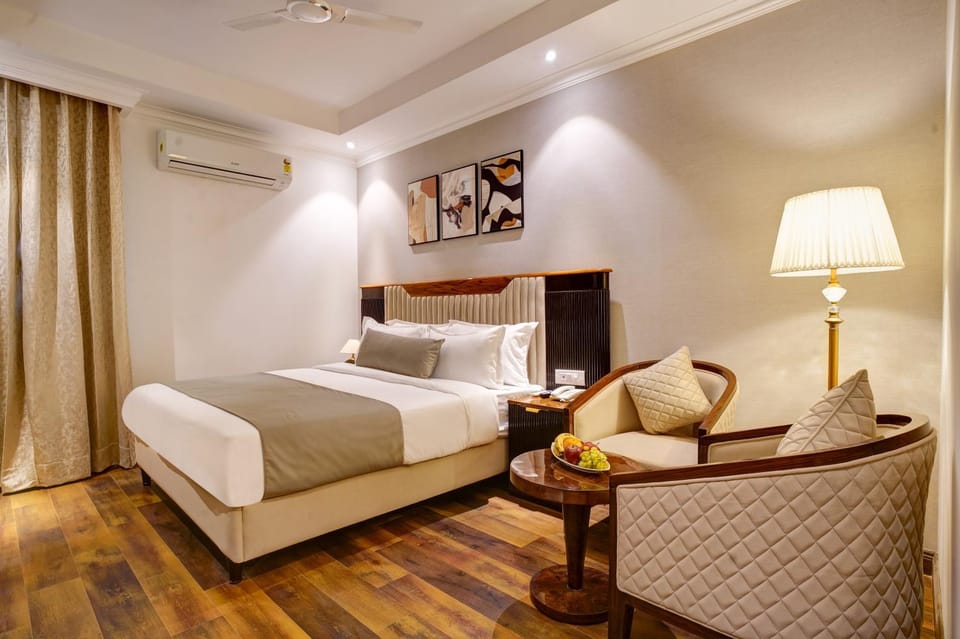 Bed, Photo of the whole room, Seating area, Bedroom, air conditioner