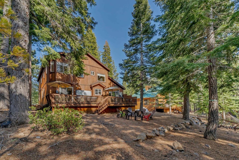 Spacious Pet-Friendly Truckee Retreat with Hot Tub House in Truckee