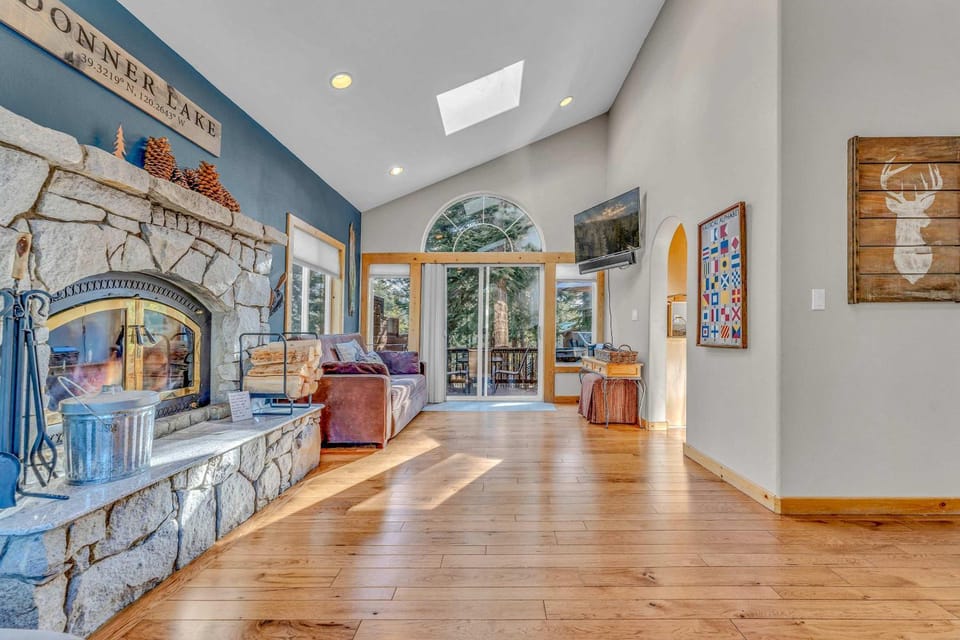 Spacious Pet-Friendly Truckee Retreat with Hot Tub House in Truckee
