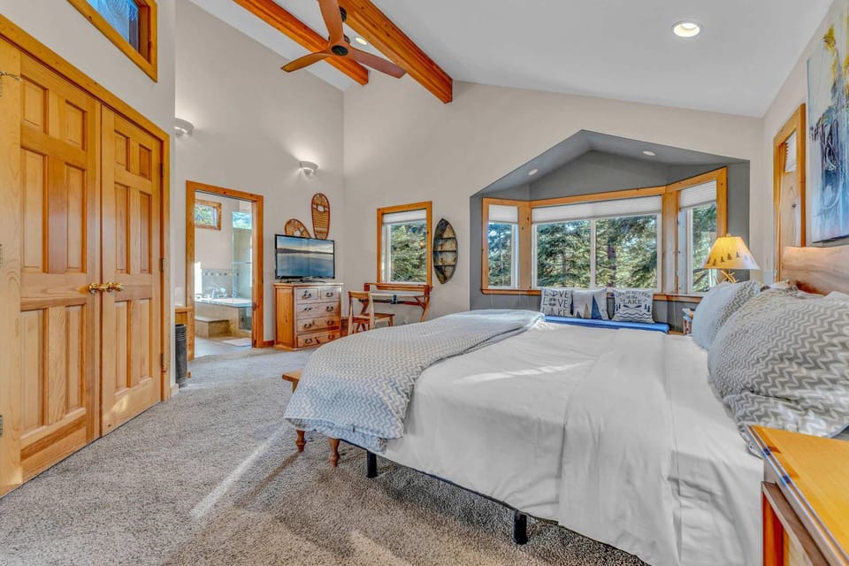 Spacious Pet-Friendly Truckee Retreat with Hot Tub House in Truckee