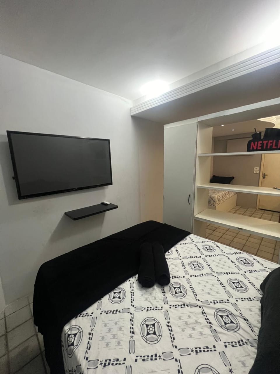 TV and multimedia, Photo of the whole room, Bedroom