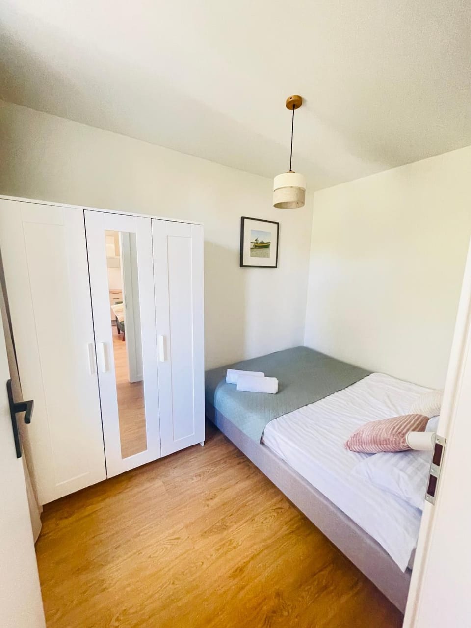 Bed, Bedroom, towels