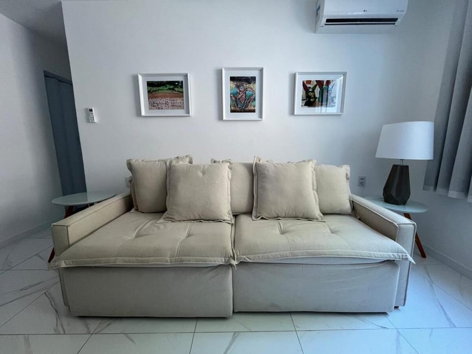 Large and comfortable apartment 3 minutes from Porto da Barra beach, with Wi-Fi 500 MB, close to all stores Apartment in Salvador