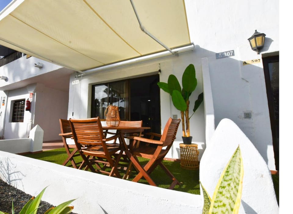 Book Jet - Oasis Suites Maxi Pool and Wifi Apartment in Corralejo