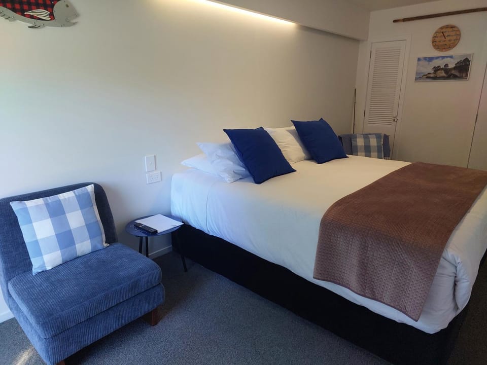 Bed, Living room, Photo of the whole room, Seating area, Bedroom