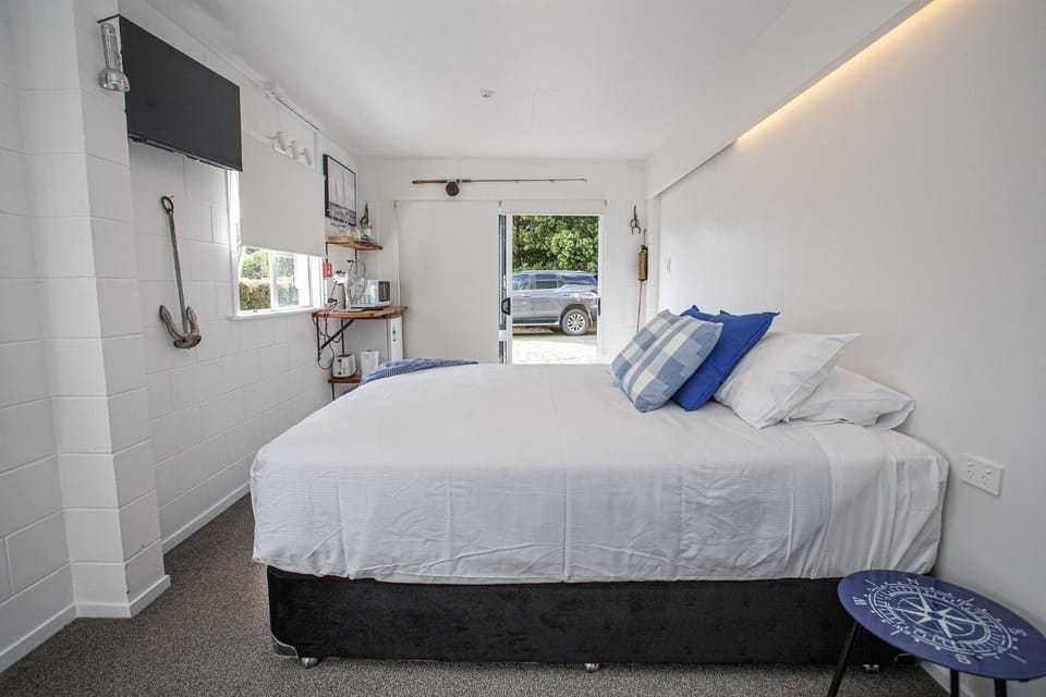 Bed, TV and multimedia, Kitchen or kitchenette, Photo of the whole room, Bedroom