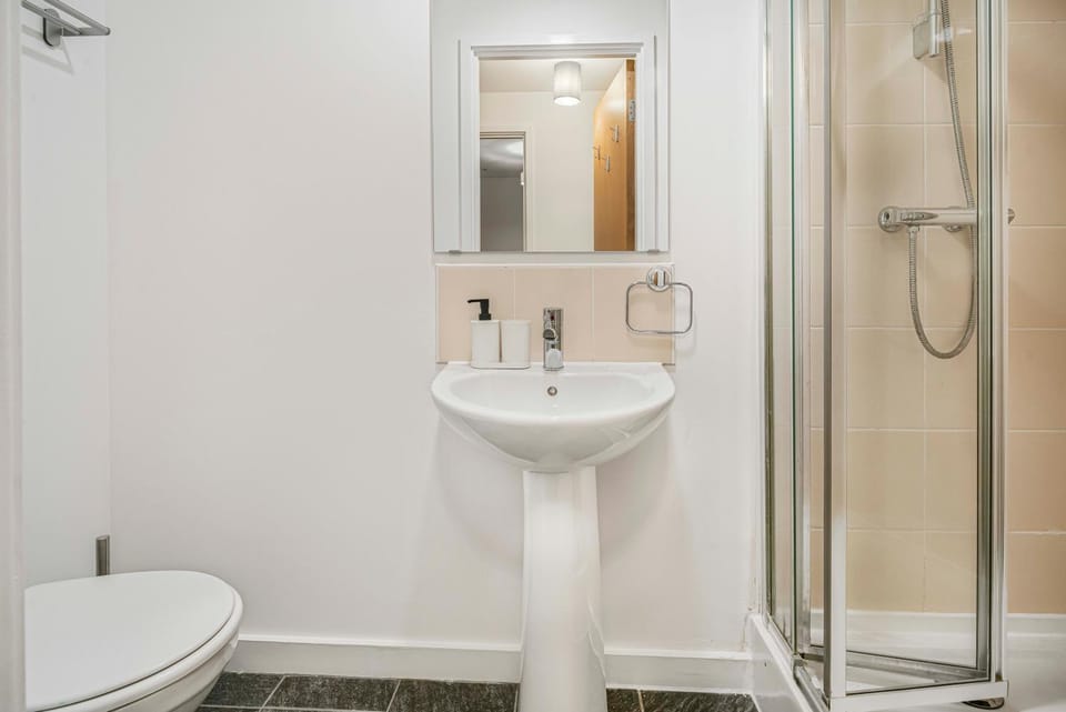 Shower, Toilet