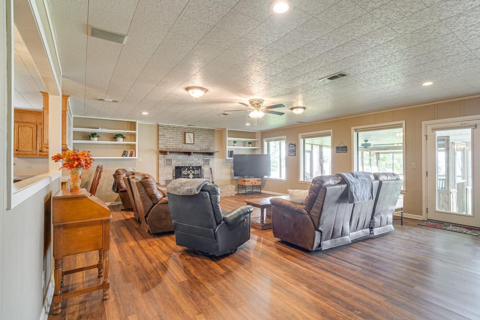 Lakefront Gem w/ Boat Dock & Fishing Pier in Many House in Toledo Bend Reservoir