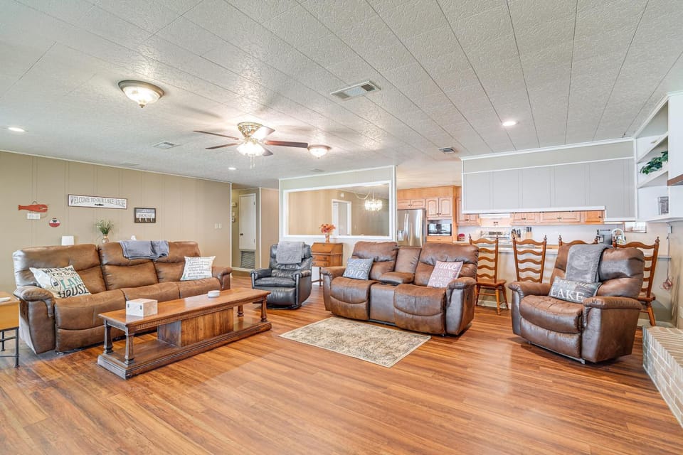 Lakefront Gem w/ Boat Dock & Fishing Pier in Many House in Toledo Bend Reservoir