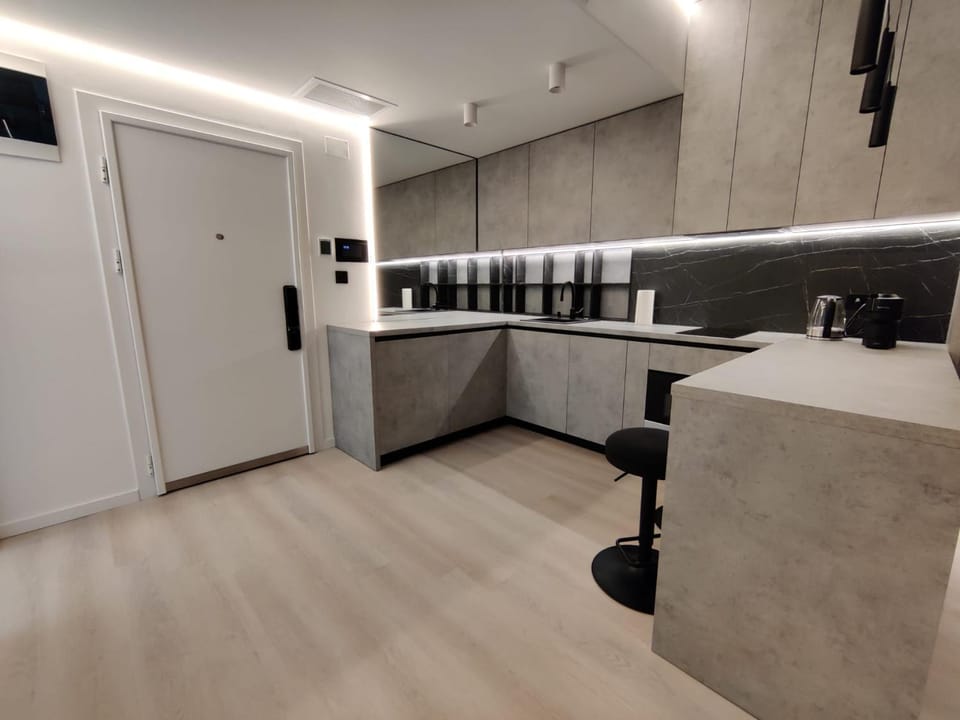 Kitchen or kitchenette, Dining area, microwave, stove