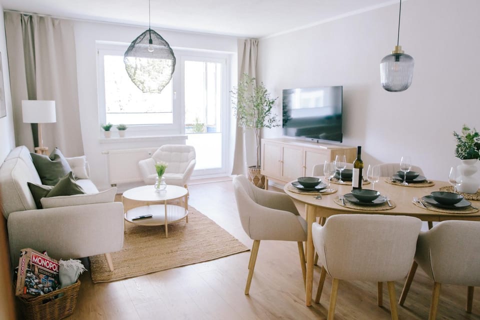 TV and multimedia, Living room, Seating area, Dining area