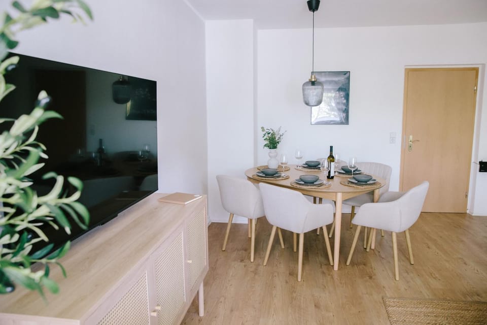 TV and multimedia, Living room, Seating area, Dining area