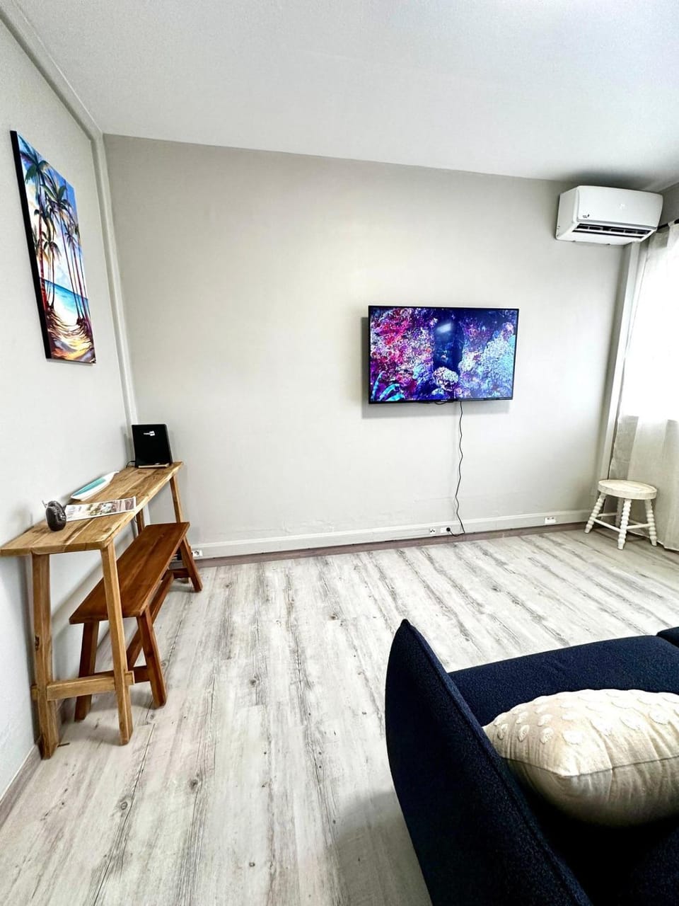 TV and multimedia, Living room, Seating area, air conditioner