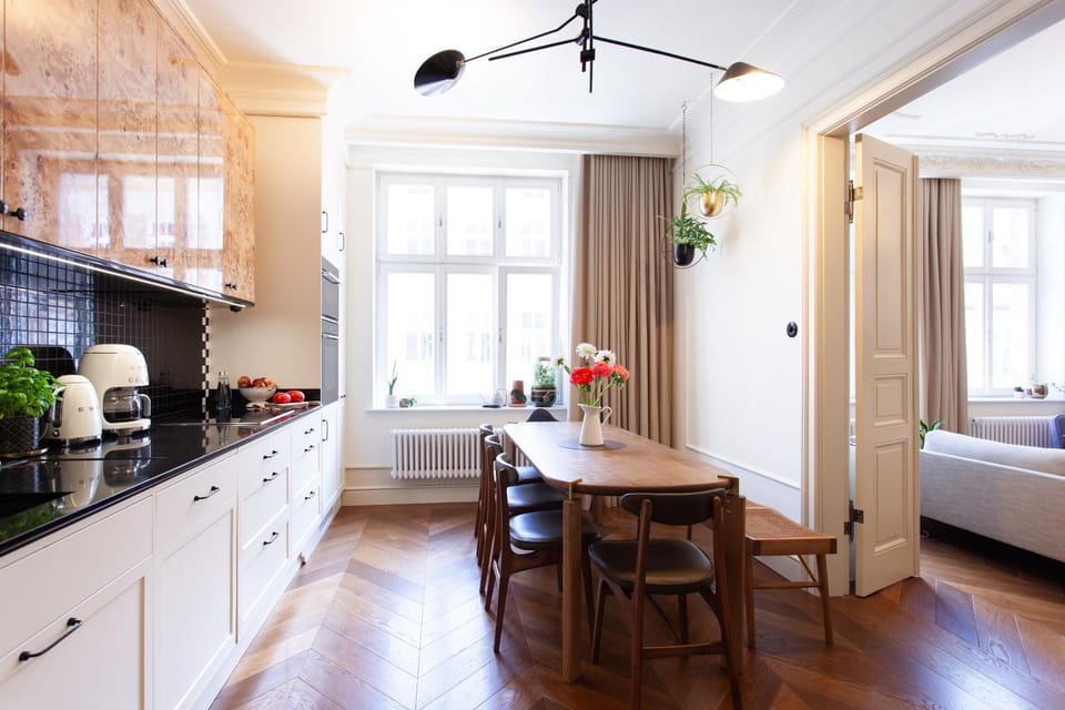 Kitchen or kitchenette, Dining area